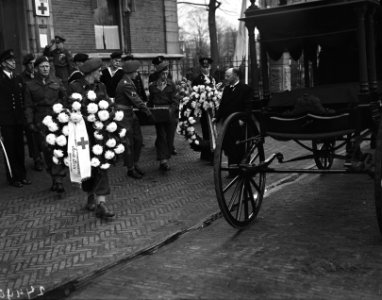 Defile Koninklijke Marine . Vertrek van het Rode Kruis, Bestanddeelnr 902-4490