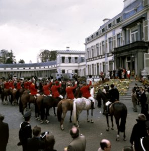 Defile Soestdijk 1976 jachtpaarden, bordes en Koninklijke Familie, Bestanddeelnr 254-9844