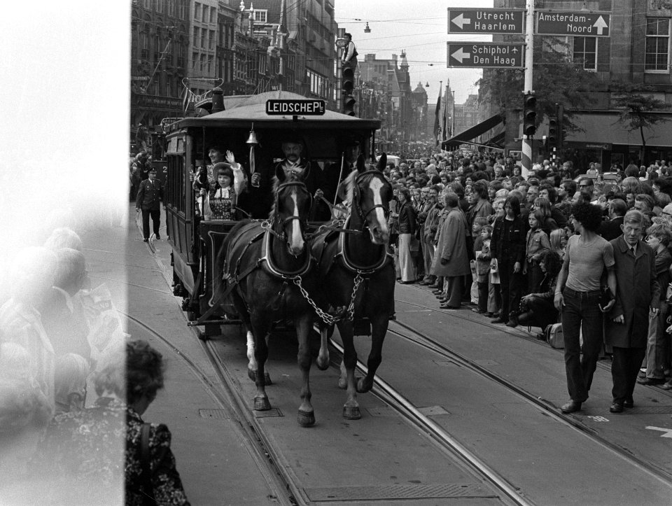 Defile GVB op Dam ivm 75-jarig GVB en 700-jarig Amsterdam paardentram, Bestanddeelnr 928-1623