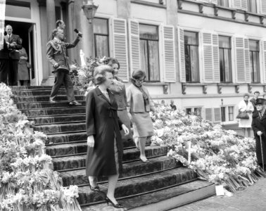 Defile Soestdijk, Prinses Beatrix , Margriet en Christin, Bestanddeelnr 916-3756