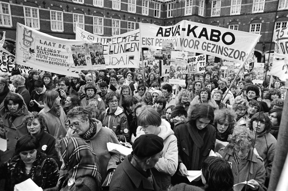 Dem. Binnenhof in Den Haag door landelijke aktiegroep gezinsverzorging en federa, Bestanddeelnr 931-1537