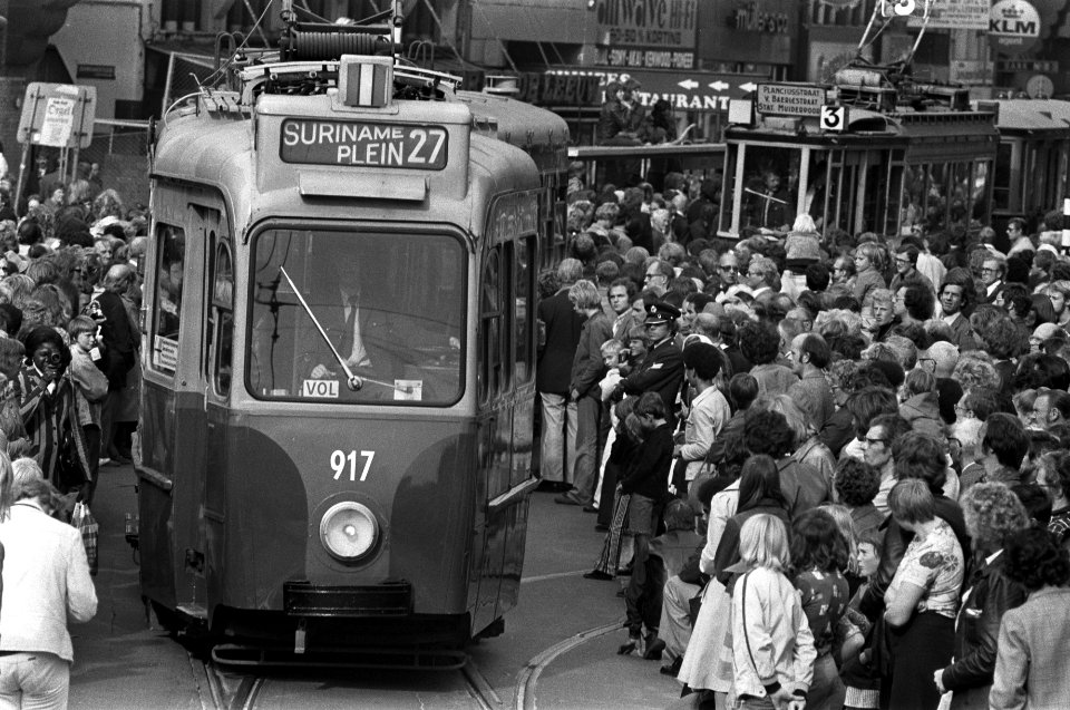 Defile GVB op Dam ivm 75-jarig GVB en 700-jarig Amsterdam, Bestanddeelnr 928-1624