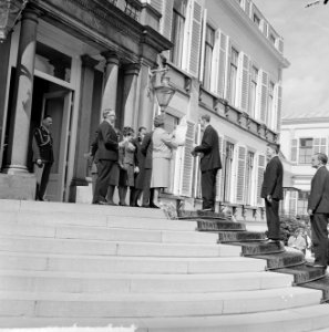 Defile Soestdijk, Prins Bernhard in de tuin, Bestanddeelnr 916-3720