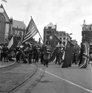 Defilé langs het Paleis op de Dam. Vlaggendragers met vlaggen van geallieerde l, Bestanddeelnr 900-4674