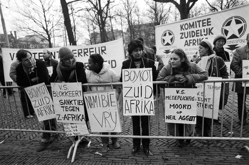 Dem. voor Am.ambassade in Den Haag tegen de Am. steun aan Zuid-Afrika. De demons, Bestanddeelnr 931-9658