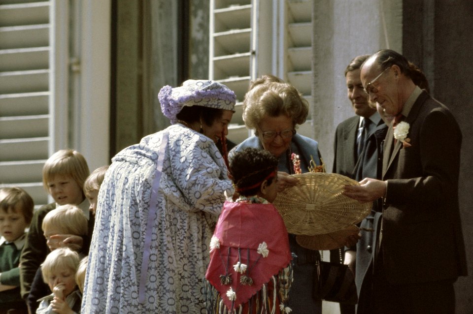 Defile Soestdijk 1976 Surinaamse vrouw, Bestanddeelnr 254-9843