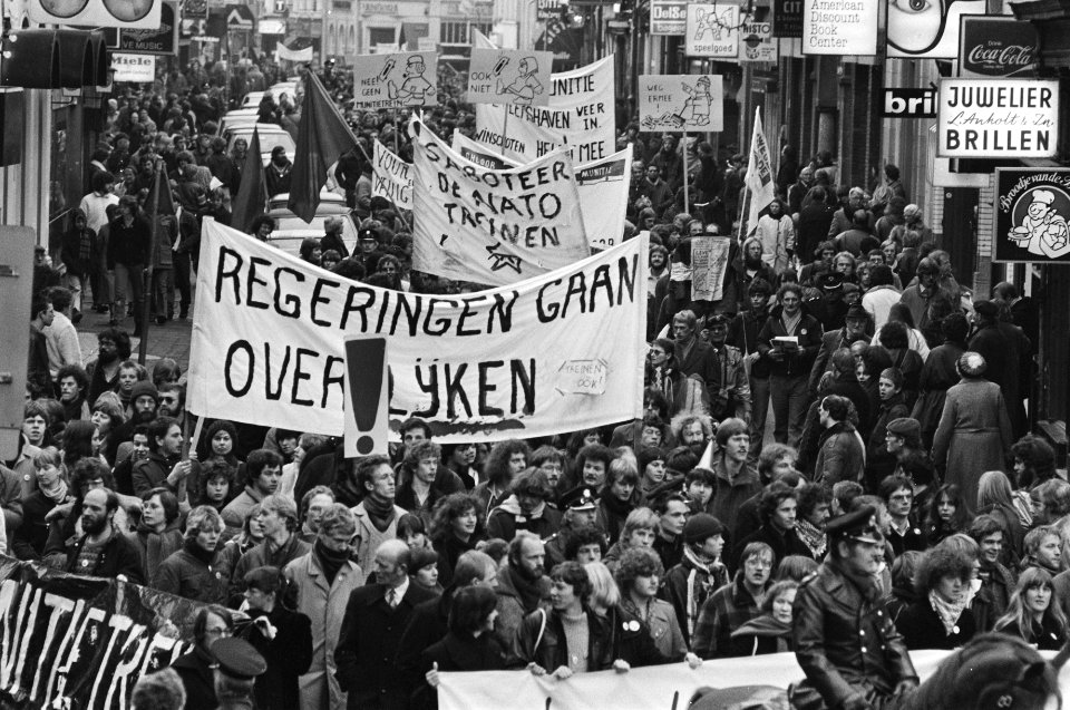 Dem. in Groningen tegen munitietransporten met treinen van de Eemshaven naar Wes, Bestanddeelnr 931-9280