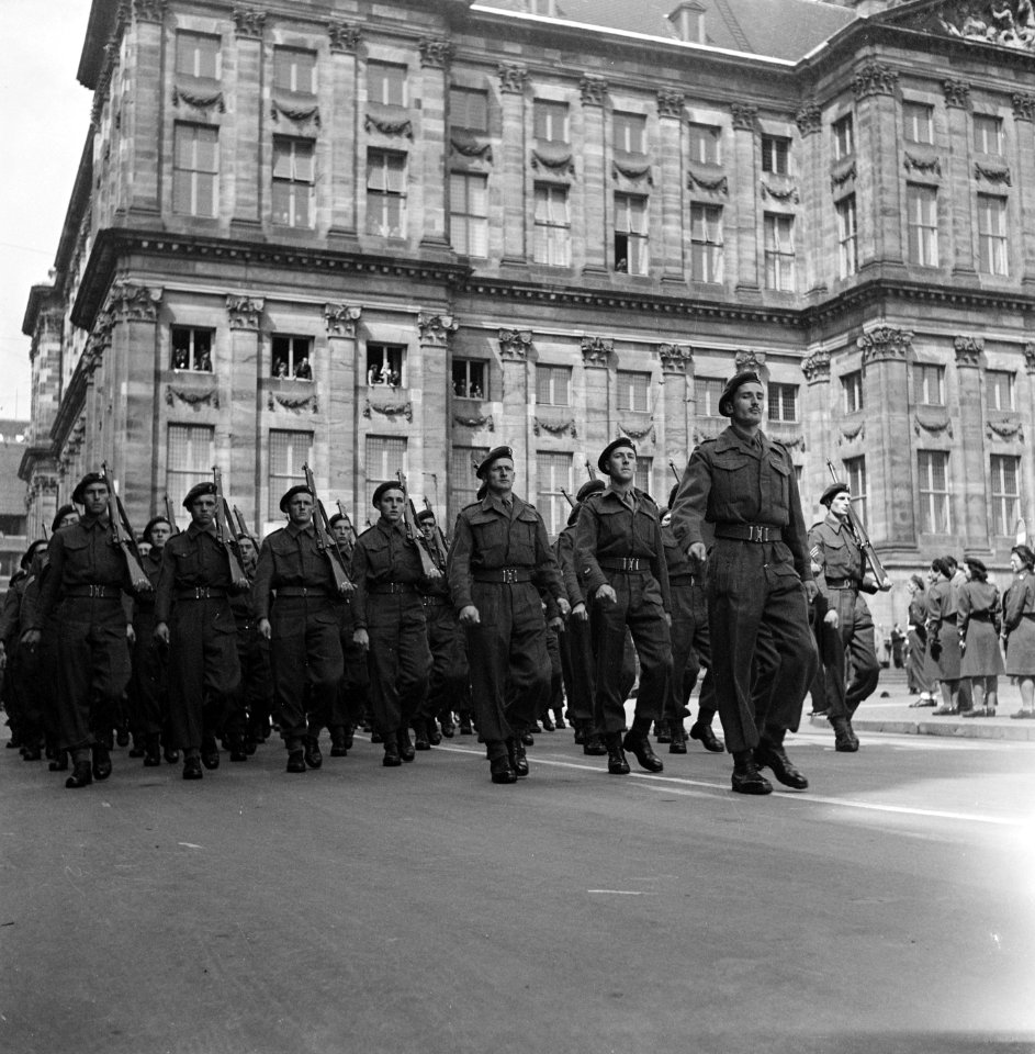 Defilé voor het Paleis op de Dam Canadese militaire eenheid, Bestanddeelnr 900-4685