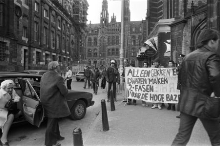 Dem. twee-fasenstructuur studenten voor Nieuwe Kerk bij viering 350e Dies Natali, Bestanddeelnr 931-8995
