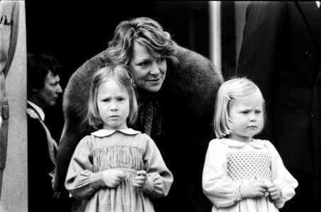 Defile Soestdijk 78 Prinses Irene met dochter Marguerita (l) en Maria Carolina, Bestanddeelnr 929-6962