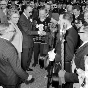 Defile Soestdijk, Prins Bernhard in de tuin, Bestanddeelnr 916-3721