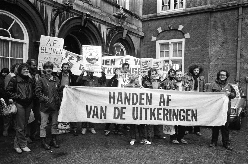 Dem. op Binnenhof Den Haag tegen plannen regering om te bezuinigen op sociale ui, Bestanddeelnr 931-1421