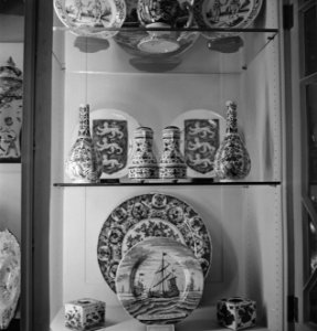 Delft Porcelain, loaned by mr. Vanderkar, exhibited at Netherlands House, Charle, Bestanddeelnr 935-2151