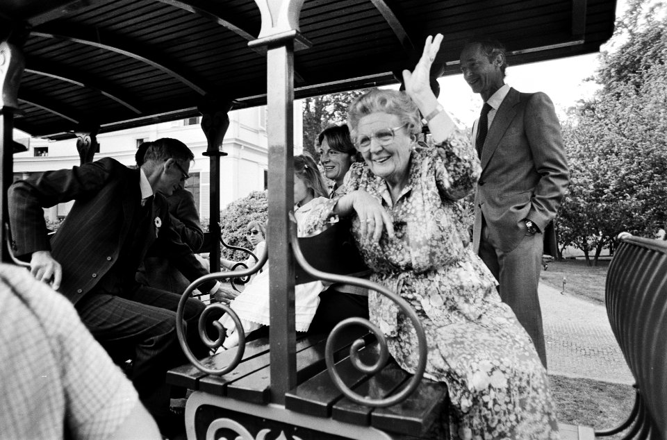 Defile Soestdijk, laatste tijdens wandeling over het middenterrein Prinses Jul, Bestanddeelnr 930-8553