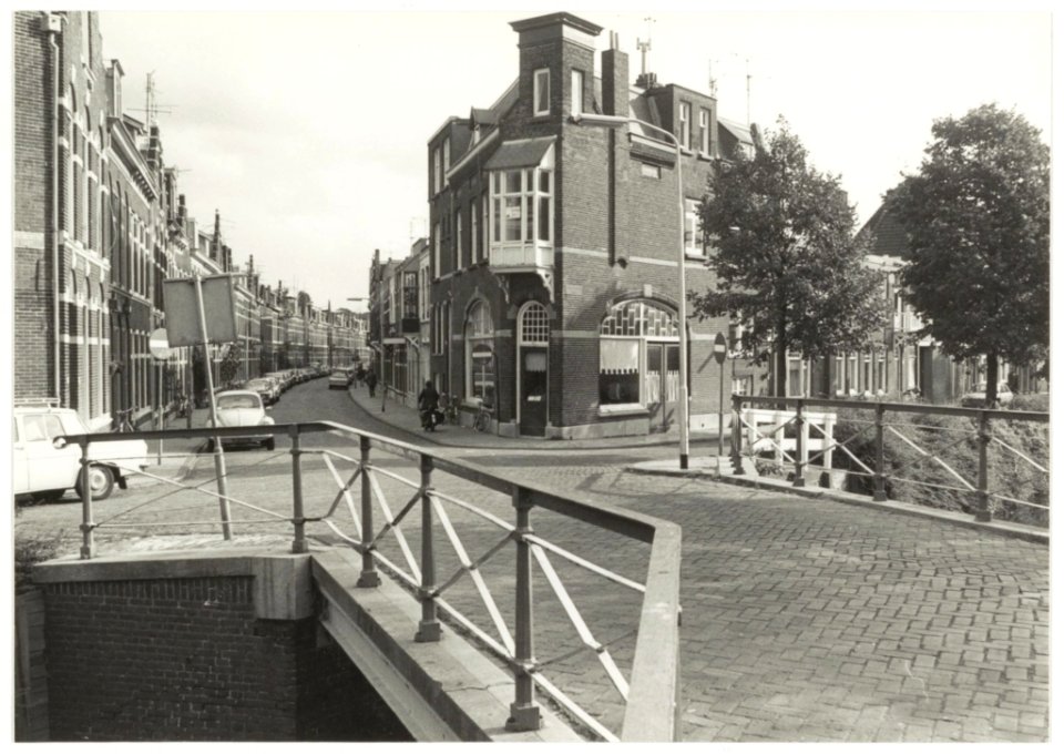 Delftbrug over de Garenkokerskade en de Duvenvoorde, NL-HlmNHA 54009598