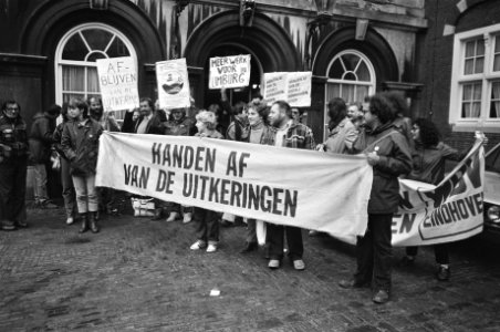 Dem. op Binnenhof Den Haag tegen plannen regering om te bezuinigen op sociale ui, Bestanddeelnr 931-1420