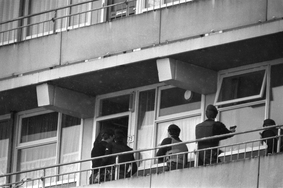 Delft, speciale eenheid politie dringt flat binnen i.v.m. vermoeden dat er bankr, Bestanddeelnr 933-8543