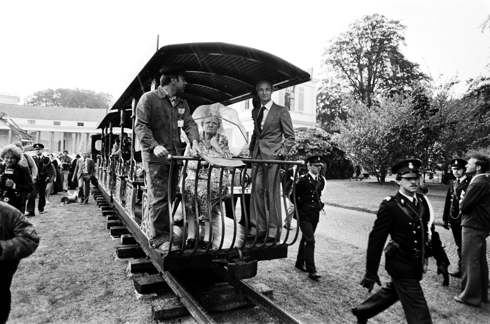 Defile Soestdijk, laatste tijdens wandeling over het middenterrein Prinses Jul, Bestanddeelnr 930-8554
