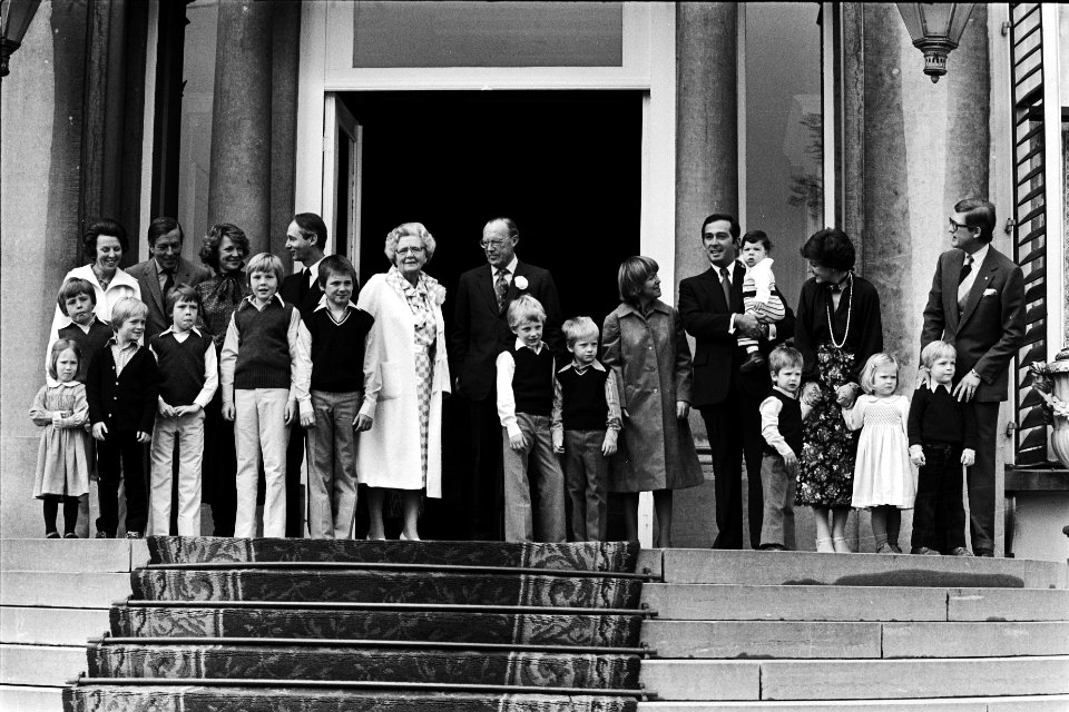 Defile Soestdijk 78 voltallige Koninklijke familie op bordes, Bestanddeelnr 929-6955
