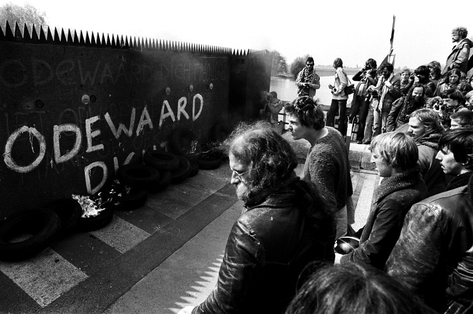 Dem. door 1500 mensen bij de kerncentrale Dodewaard voor de sluiting van centrale, beschreven muur waar autobanden, Bestanddeelnr 931-4411