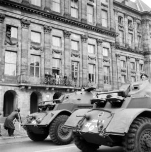 Defilé voor het Paleis op de Dam. Pantserwagens , Bestanddeelnr 900-4688