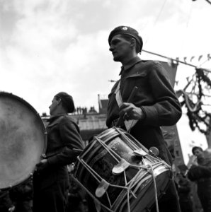 Defilé voor het Paleis op de Dam. Canadese militaire muziekkapel van de Royal C, Bestanddeelnr 900-4691