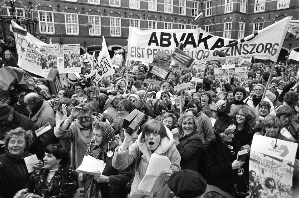 Dem. Binnenhof in Den Haag door landelijke aktiegroep gezinsverzorging en federa, Bestanddeelnr 931-1535