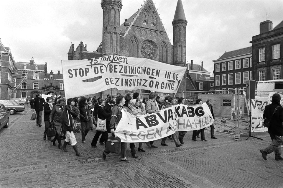 Dem. Binnenhof in Den Haag door landelijke aktiegroep gezinsverzorging en federa, Bestanddeelnr 931-1536