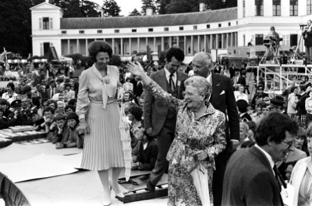 Defile Soestdijk, laatste tijdens wandeling over het middenterrein Prinses Jul, Bestanddeelnr 930-8550