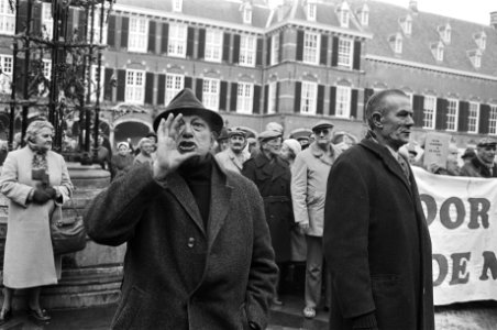 Dem. door 300 ouderen in Den Haag omdat zij vinden dat er een slecht beleid is t, Bestanddeelnr 931-9207