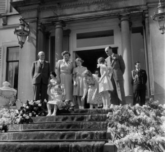 Defilé op Soestdijk. De koninklijke familie staat op het bordes., Bestanddeelnr 905-1006