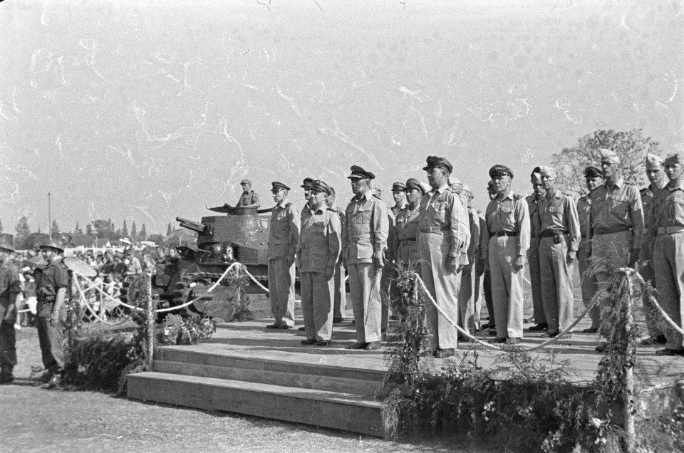 Defilé t.g.v. verjaardag koningin Wilhelmina voor het gebouw van Verkeer en Wat, Bestanddeelnr 42-3-3