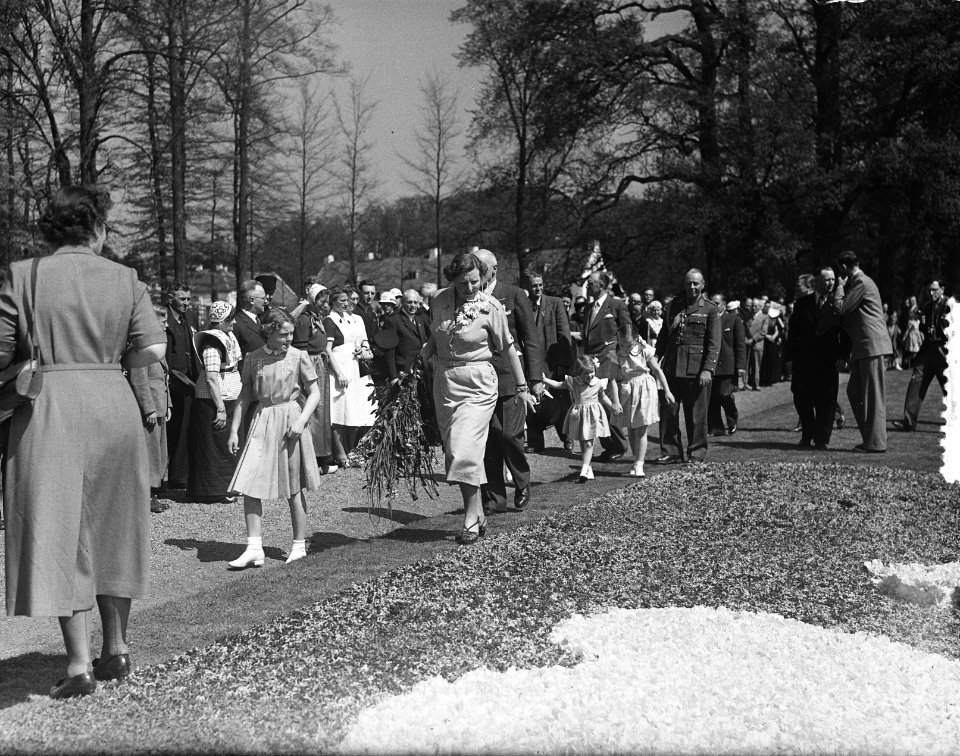 Defilé op Soestdijk. Koningin Juliana en haar dochters wandelen door de tuin van, Bestanddeelnr 905-0873