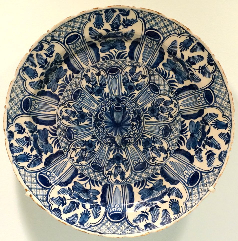 Delft charger in the style of the Chinese Wanli Period, Cornelis Aelbrechtsz Keyser of the Two Ships factory, Holland, 17th century, tin-glazed earthenware - Krannert Art Museum, UIUC - DSC06624