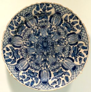 Delft charger in the style of the Chinese Wanli Period, Cornelis Aelbrechtsz Keyser of the Two Ships factory, Holland, 17th century, tin-glazed earthenware - Krannert Art Museum, UIUC - DSC06624