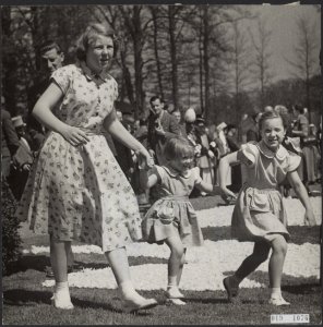 Defilé op Soestdijk Prinsessen Beatrix, Margriet en Marijke (Christina) rennen …, Bestanddeelnr 019-1076