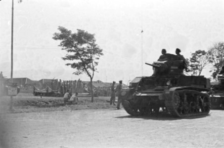 Defilé t.g.v. verjaardag koningin Wilhelmina voor het gebouw van Verkeer en Wat, Bestanddeelnr 42-5-3