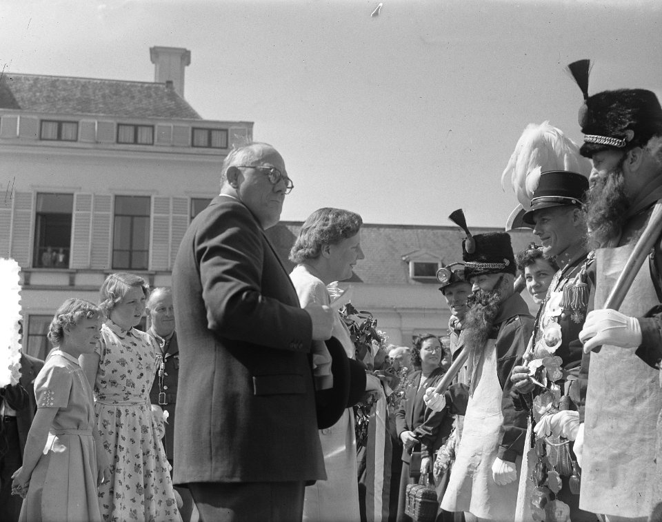 Defilé op Soestdijk. Koningin Juliana praat met mannen van de schutterij uit Lim, Bestanddeelnr 905-0866