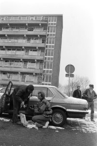 Delft, speciale eenheid politie dringt flat binnen i.v.m. vermoeden dat er bankr, Bestanddeelnr 933-8544