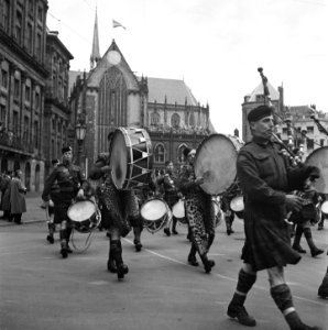 Defilé langs het Paleis op de Dam. Canadees militair muziekkorps The Seaforth H, Bestanddeelnr 900-4675