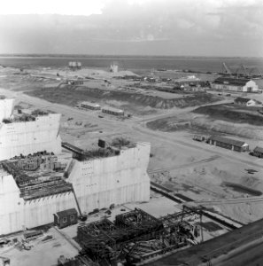 Deltawerken in het Haringvliet. Overzicht vanaf grote brugkraan, Bestanddeelnr 912-4679