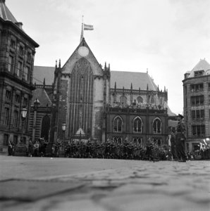 Defilé langs het Paleis op de Dam. Canadees militair muziekkorps The Seaforth H, Bestanddeelnr 900-4677
