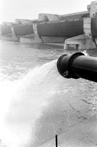 Deltawerken, sluizencomplex in de bouwput Haringvliet, een grote persleiding zor, Bestanddeelnr 920-0138