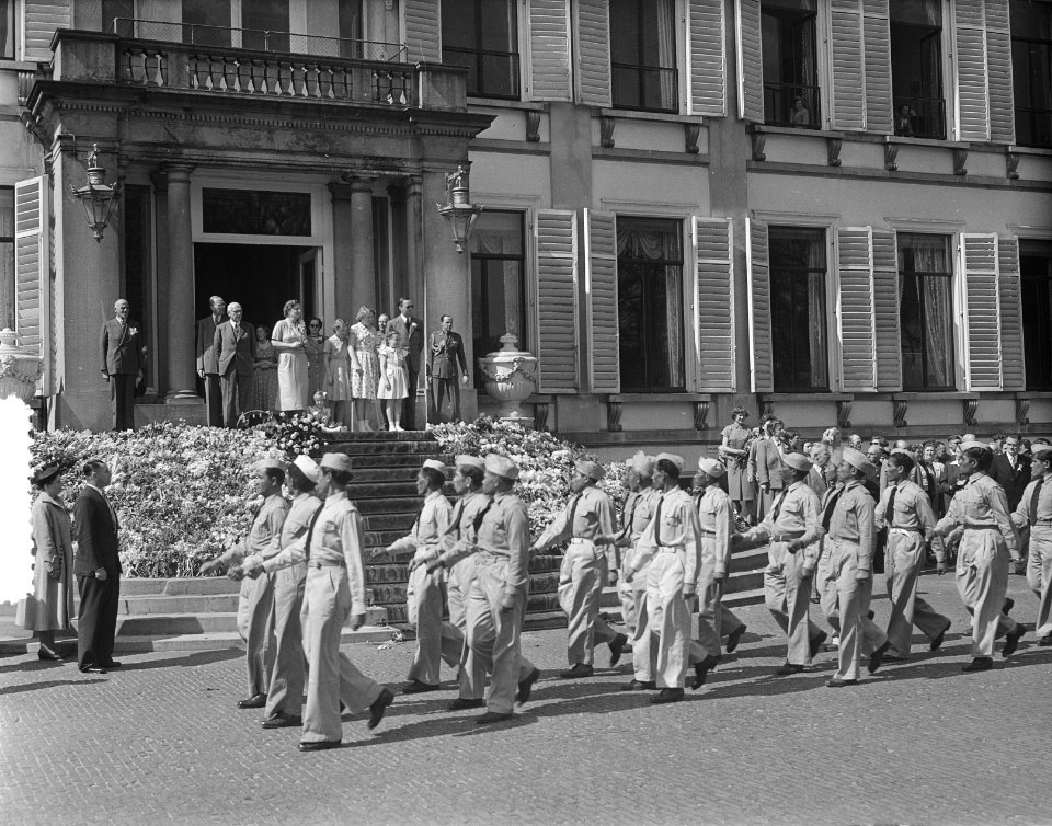 Defilé op Soestdijk. De koninklijke familie staat op het bordes. Een groep Moluk, Bestanddeelnr 905-0848