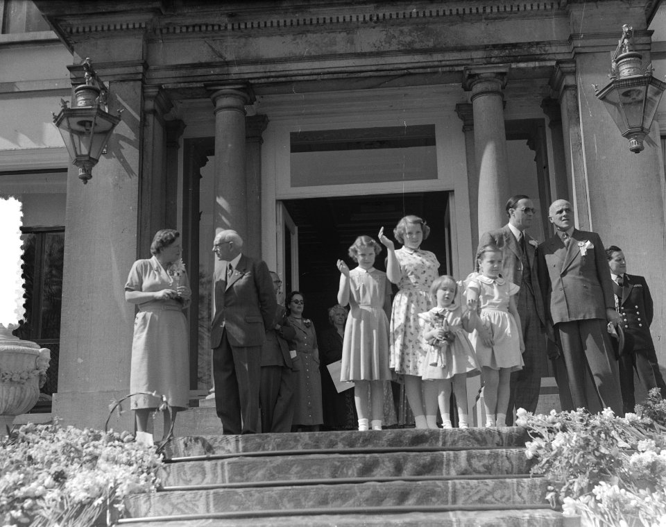 Defilé op Soestdijk. De koninklijke familie staat op het bordes Van links naar …, Bestanddeelnr 905-0859