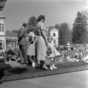 Defilé op Soestdijk. De koninklijke familie staat op het bordes terwijl het defi, Bestanddeelnr 905-1010