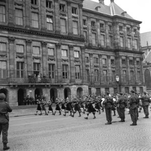 Defilé voor het Paleis op de Dam. Canadese militaire muziekband The Seaforth H…, Bestanddeelnr 900-4686