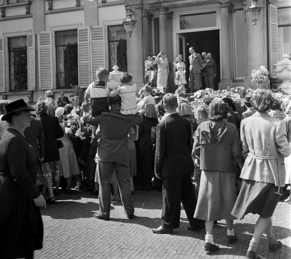 Defilé op Soestdijk Koninklijke familie op het bordes, Bestanddeelnr 905-1014