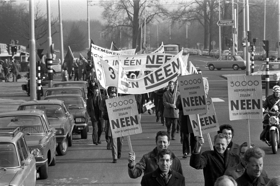Demonstratie op Binnenhof tegen samenvoeging gemeenten in IJmondgebied, demonstr, Bestanddeelnr 925-3729