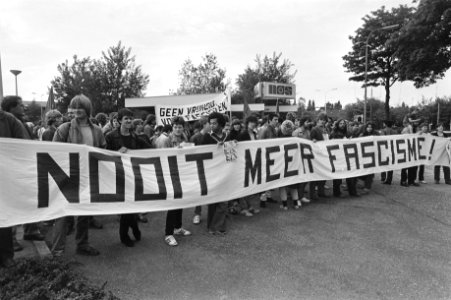 Dem. voor NOS-omroepkwartier in Hilversum tegen zendtijd Ned. Volksunie en Centrumpartij Nooit meer fascisme, Bestanddeelnr 931-4906